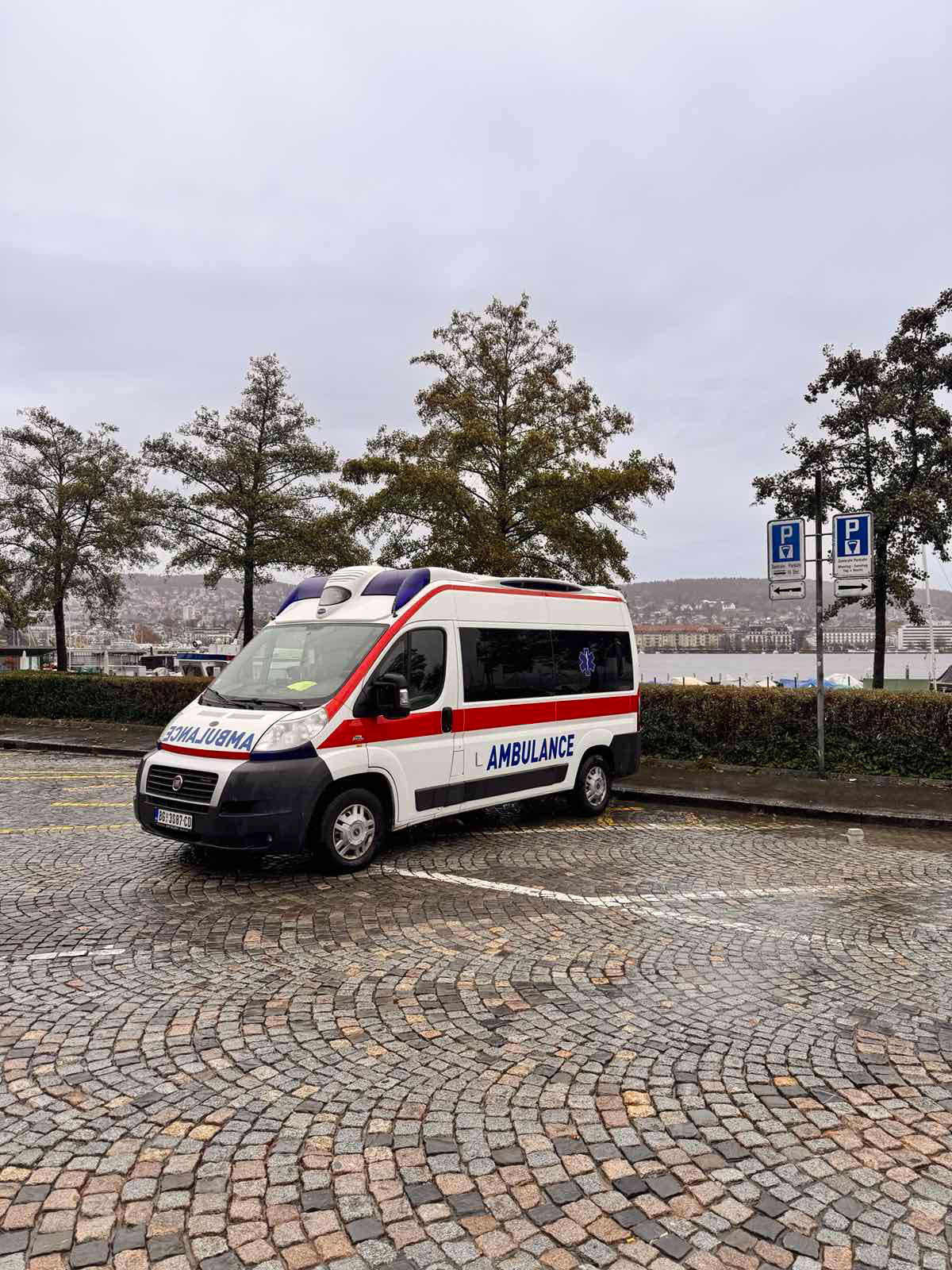 Sanitetski prevoz Doca kod Vas – ambulantno vozilo pored Cirškog jezera, Zürich