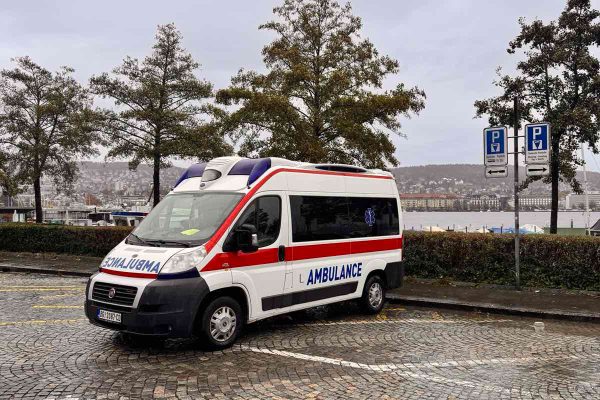 Sanitetski prevoz Doca kod Vas – ambulantno vozilo pored Cirškog jezera, Zürich