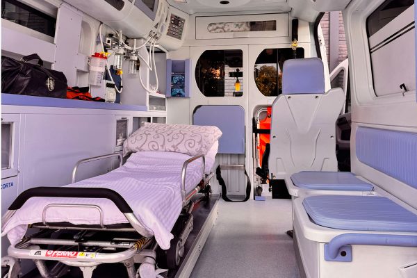 sanitetski-prevoz-beograd-doca-kod-vas-kombi-unutra